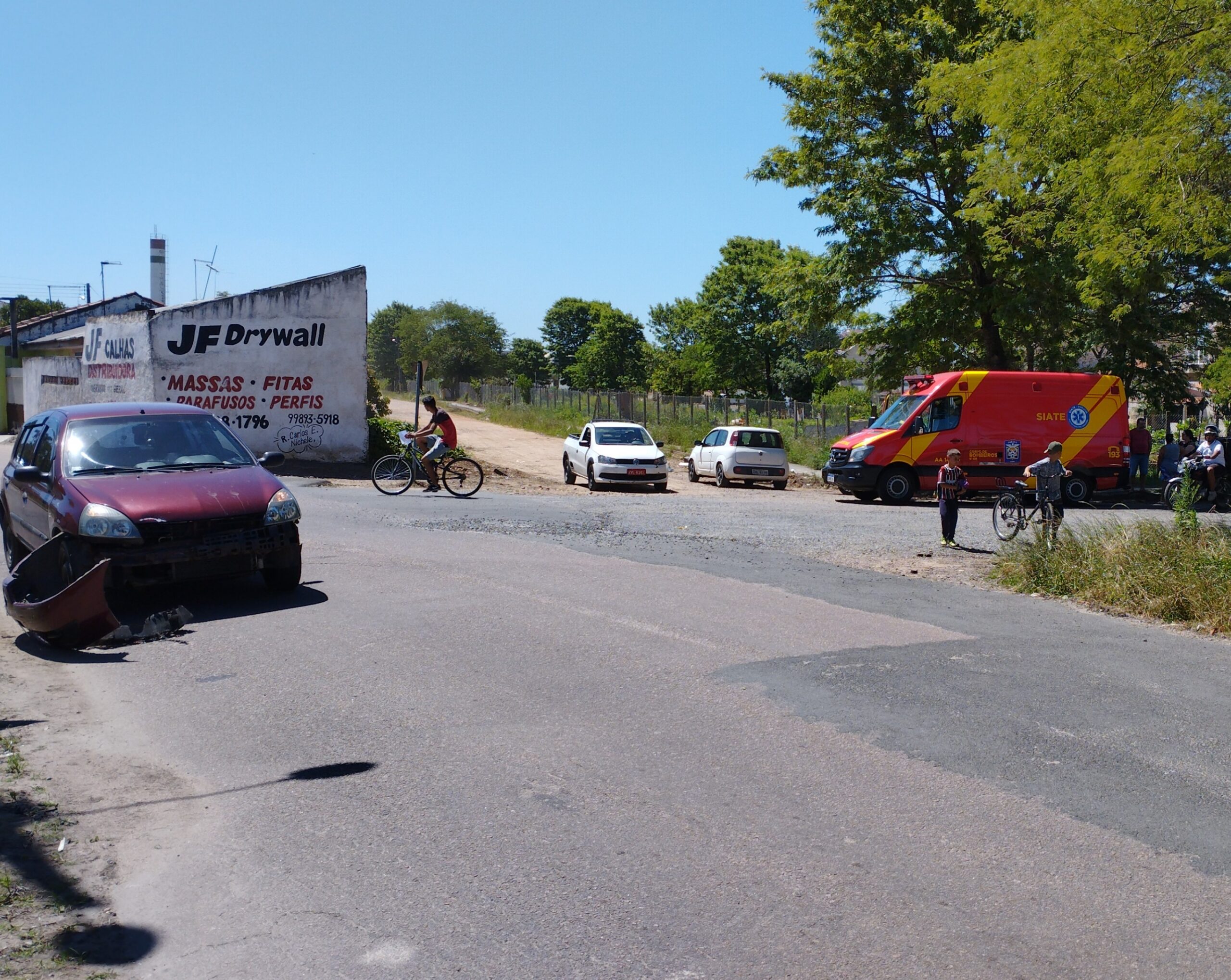  Motociclista fura preferencial, bate em carro e fica ferido em FRG