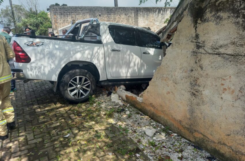  Motorista joga caminhonete em cima de motociclista após discussão em FRG