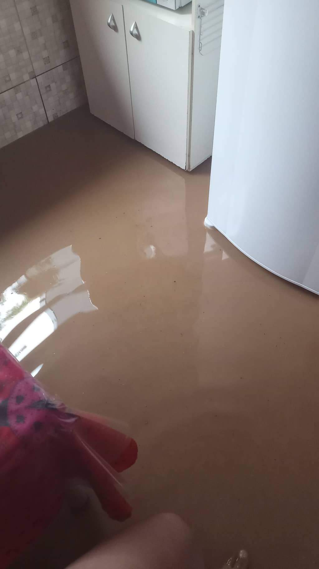  Casa fica alagada após forte chuva em FRG