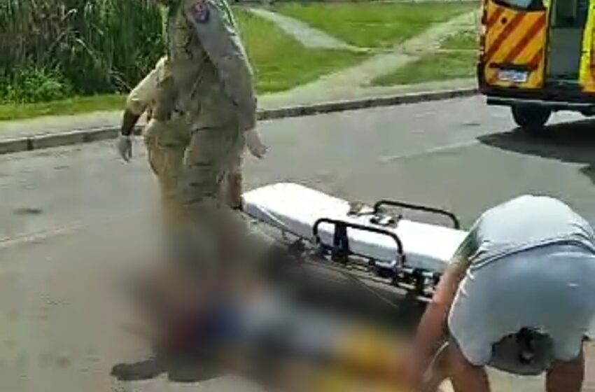  Homem é socorrido após ser espancado em praça de Fazenda Rio Grande