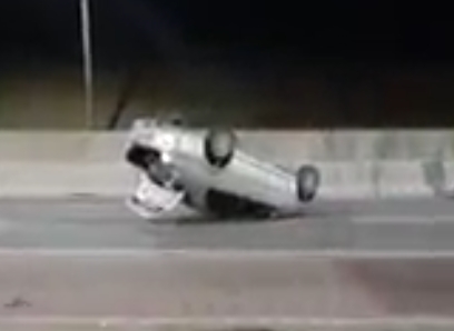  Carro bate em defesa metálica e capota na sequência na BR-116 em FRG