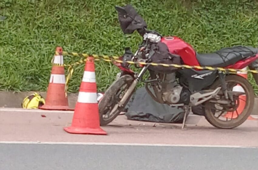  Motociclista morre em colisão traseira com caminhão em Quitandinha