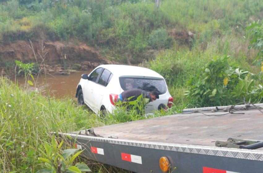  Motorista sai ilesa após carro cair às margens de rio em Fazenda Rio Grande
