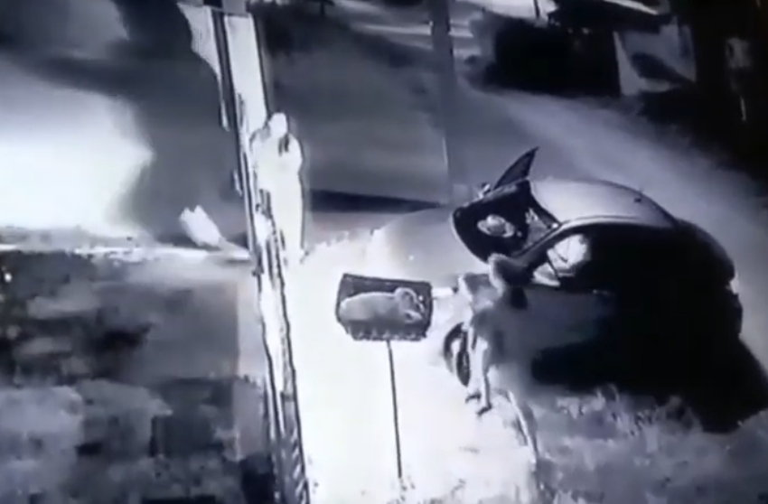  Vídeo: Mulher tira criança de carro durante assalto em FRG