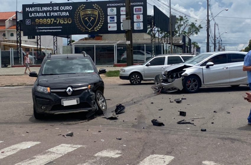  Ocupantes saem ilesos após colisão entre três carros em cruzamento de FRG