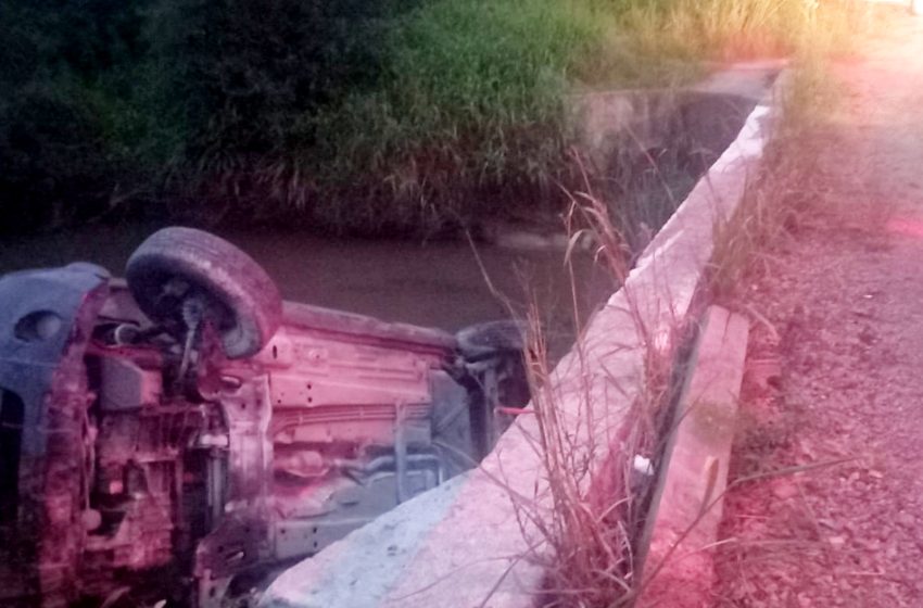  Carro com cinco pessoas cai em rio na divisa de Fazenda Rio Grande com São José dos Pinhais