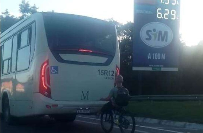  Jovem ciclista arrisca a própria vida ao pegar “rabeira” em onibus na BR-116