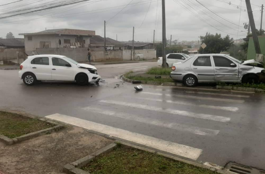  Ocupantes saem ilesos após colisão entre dois carros em FRG