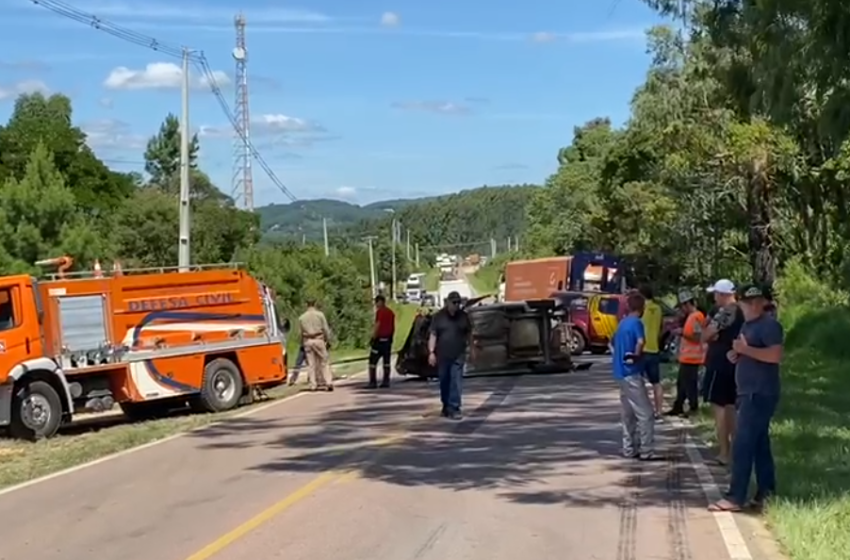  Colisão entre carro e caminhão deixa dois feridos na PR-419 em Agudos do Sul
