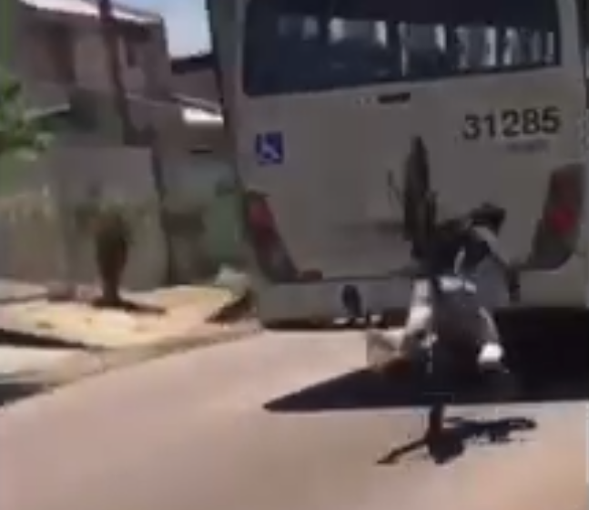  Adolescente cai de bicicleta e fica ferido ao pegar rabeira em ônibus em Fazenda Rio Grande
