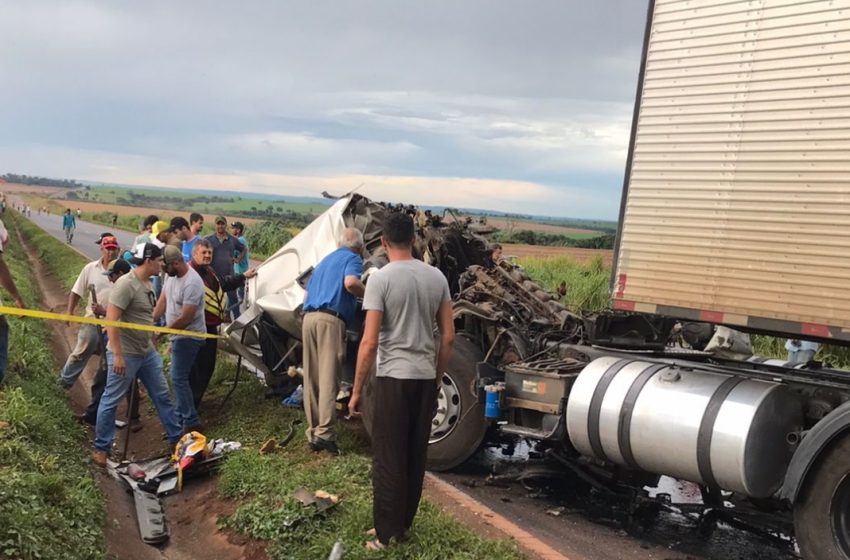  Caminhão de empresa de FRG se envolve em acidente e motorista fica gravemente ferido na BR-153 em Minas Gerais