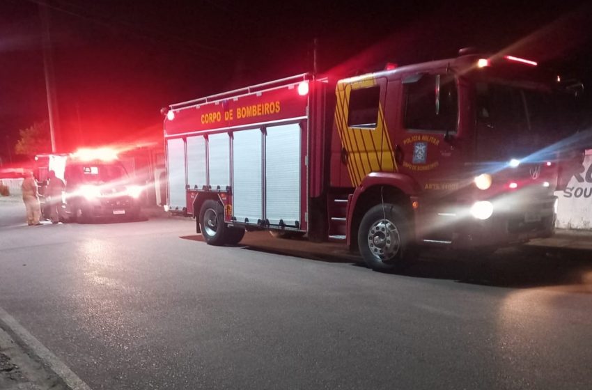  Motociclista fica levemente ferido após bater em portão de residência em FRG