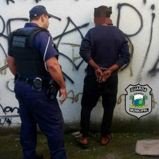  Homem quebra janela, invade Teatro Municipal  para dormir e é preso pela Guarda Municipal em FRG