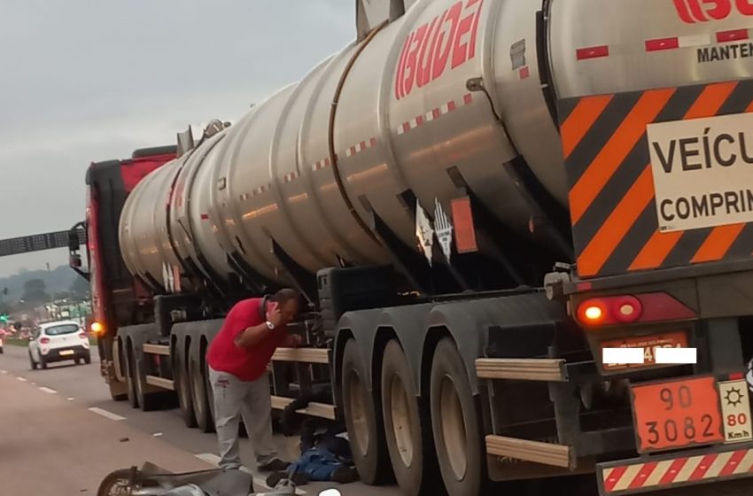  Motociclista fica gravemente ferido após parar em baixo de caminhão na BR-116 em FRG