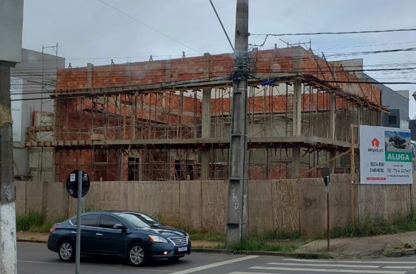  Homem fica gravemente ferido após queda de obra em FRG