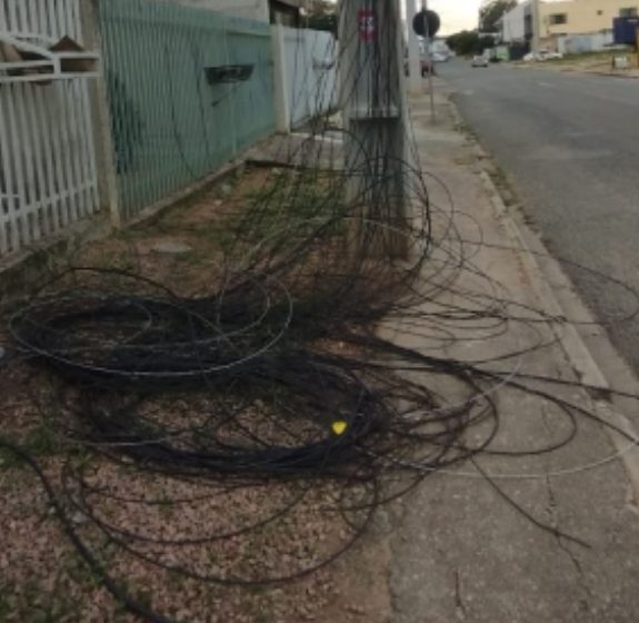  Fios de empresas de telefonia e internet emporcalham frente de casas e geram reclamações em FRG