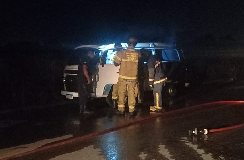  Kombi pega fogo e bombeiros são chamados em Fazenda Rio Grande