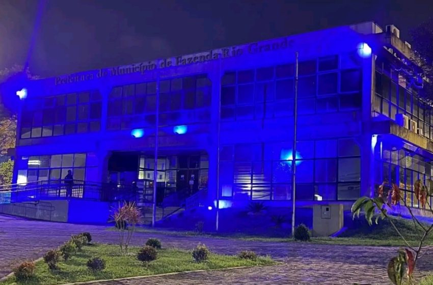  Fachada da prefeitura de FRG tem iluminação especial em alusão ao Abril Azul, mês de conscientização do autismo