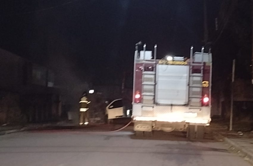 Incêndio destrói veículo e motorista saí ileso