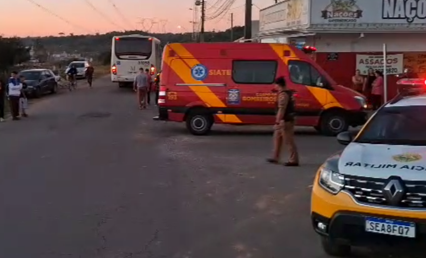  Carro invade preferencial, bate em ônibus e atinge criança que voltava de escola em FRG