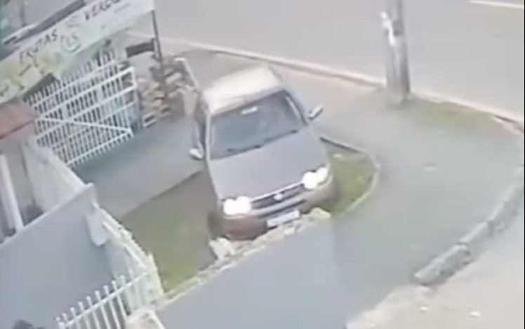  Vídeo: Motorista atropela cachorro em cima de calçada e não presta socorro em FRG