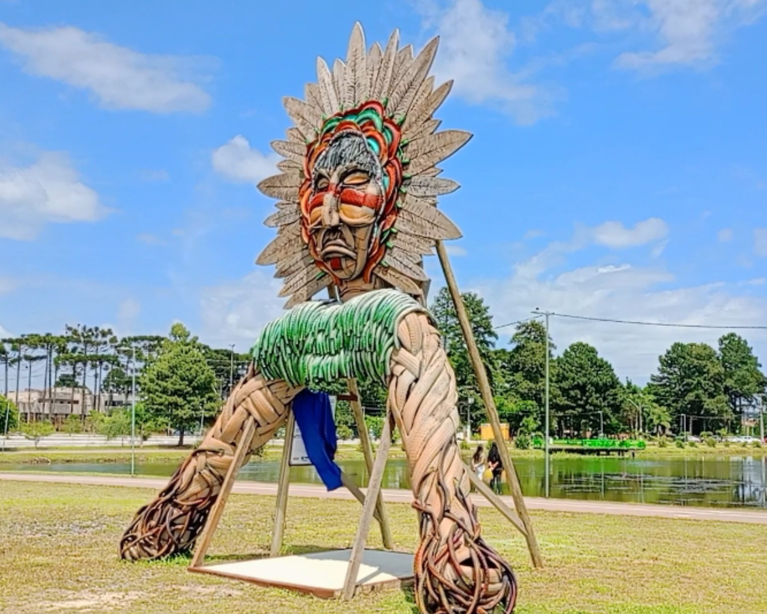 Escultura de índio com material reciclável, feita por artista ...