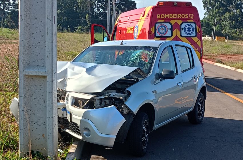  Mulher perde o controle da direção e bateu em poste em loteamento de FRG