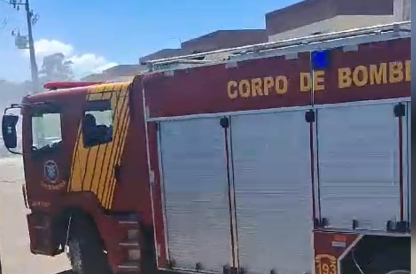  Carro pega fogo dentro de condomínio residencial e bombeiros são chamados em FRG