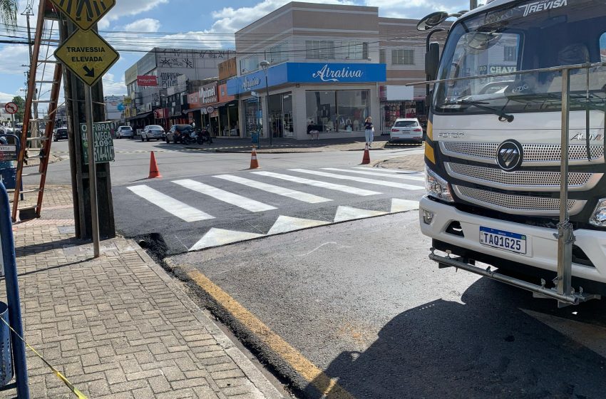 Após onda de acidentes, rua da região central ganha travessia elevada em FRG