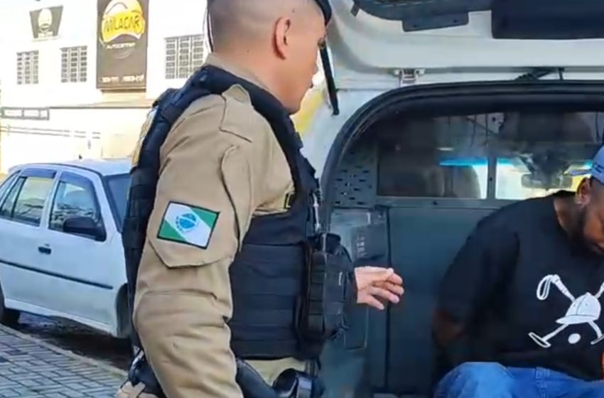  Homem com tornozeleira eletrônica é preso pela PM por tráfico de drogas no Gralha Azul