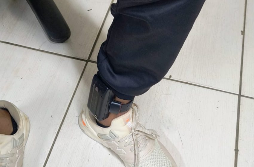  Suspeito com tornozeleira eletrônica é flagrado com “lança-perfume” em tabacaria e detido pela PM