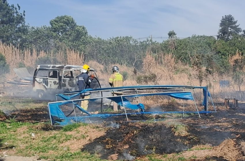  Incêndio em mata se espalha e destrói veículos de oficina no Bairro Gralha Azul em FRG